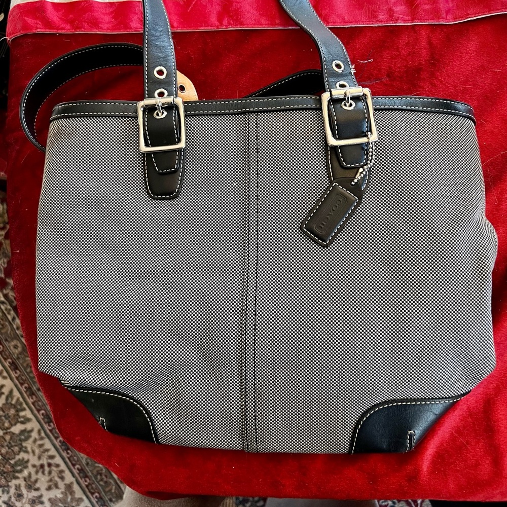 Coach houndstooth bag in great used condition